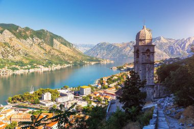 Güneşli bir günde Kotor Körfezi 'nin (Boka Kotorska) harika manzarası. Resimli ve muhteşem bir sahne. Konum Karadağ, Balkanlar ve Avrupa 'nın ünlü tatil beldesi. Popüler turist eğlencesi. Dünyanın güzelliğini keşfedin.