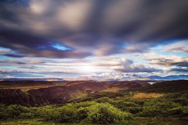 Güneş ışığıyla parlayan sihirli vadi. Mükemmel bir gün ve muhteşem bir sabah sahnesi. Tipik İzlanda panoraması. İzlanda, Avrupa 'da. Çevreyi koru. İklim değişikliği. Güzellik dünyasını keşfedin.