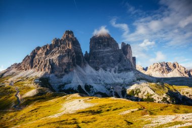 Alp kayası duvarının çarpıcı görüntüsü. Ulusal Park Tre Cime di Lavaredo, Dolomiti, Güney Tyrol, İtalya, Avrupa. Resimli bir gün ve muhteşem bir resim. Dünyanın güzelliğini ve vahşi yaşamını keşfedin..