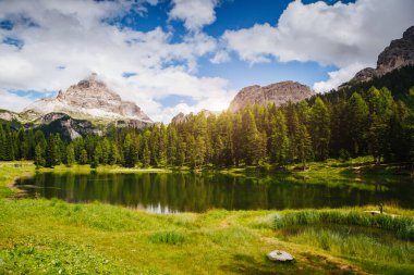 Ulusal Park Tre Cime di Lavaredo 'daki Antorno Gölü' nün çarpıcı görüntüsü. Resimli bir gün ve muhteşem bir resim. Auronzo, Misurina, Dolomiti Alpleri, Güney Tyrol, İtalya, Avrupa. Güzellik dünyası.