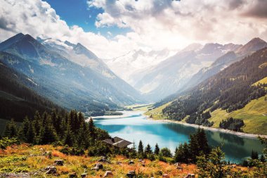 Durlassboden rezervuarının muhteşem görüntüsü. Avusturya 'nın Tyrol ve Salzburg eyaletleri Zillertal Vadisi' ndeki Gerlos belediyesi. Reichenspitz çiftliği, High Tauern Ulusal Parkı. Güzellik dünyası.