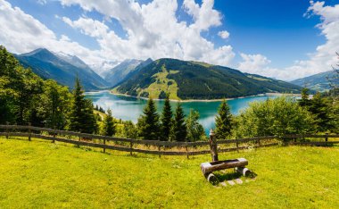 Durlassboden rezervuarının muhteşem görüntüsü. Avusturya 'nın Tyrol ve Salzburg eyaletleri Zillertal Vadisi' ndeki Gerlos belediyesi. Reichenspitz çiftliği, High Tauern Ulusal Parkı. Güzellik dünyası.