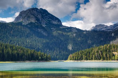 Durmitor Ulusal Parkı 'ndaki Kara Göl. Muhteşem bir gün ve resim gibi bir manzara. Konum Karadağ, Avrupa. Dünyanın muhteşem bir kısmının ilham verici görüntüsü. Dünyanın güzelliğini ve vahşi yaşamını keşfedin..