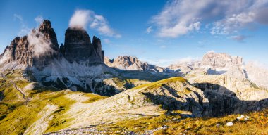Alp kayalarının heybetli görüntüsü. Ulusal Park Tre Cime di Lavaredo, Dolomiti, Güney Tyrol, İtalya, Avrupa. Resimli bir gün ve muhteşem bir resim. Dünyanın güzelliğini ve vahşi yaşamını keşfedin..