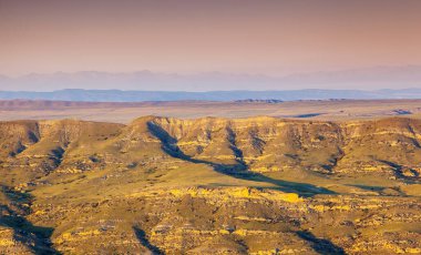Gürcistan ve Azerbaycan arasındaki atık bölge. Muhteşem bir gün ve resim gibi bir manzara. Avrupa 'nın Kafkasya bölgesindeki Kakheti bölgesinde David Gareja manastırı kompleksi. Dünyanın güzelliğini keşfedin