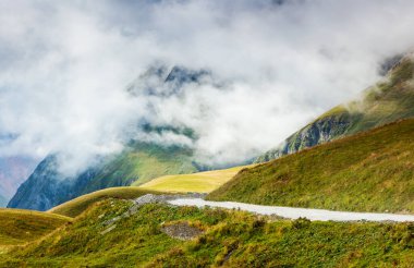Kafkasların tepesinin büyüleyici manzarası. Muhteşem bir gün ve resim gibi bir manzara. Yeri Gudauri köyü, Gürcistan ülkesi, Avrupa. Duvar kağıdının harika bir görüntüsü. Dünyanın güzelliğini keşfedin.
