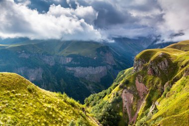 Kafkasların tepesinin büyüleyici manzarası. Muhteşem bir gün ve resim gibi bir manzara. Yeri Gudauri köyü, Gürcistan ülkesi, Avrupa. Duvar kağıdının harika bir görüntüsü. Dünyanın güzelliğini keşfedin.