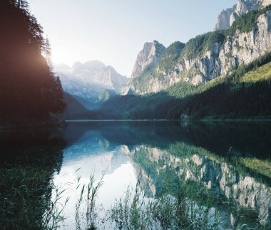 Alp Gölü Vorderer Gosausee 'nin çarpıcı görüntüsü. Resim gibi ve muhteşem bir sabah sahnesi. Salzkammergut, Yukarı Avusturya 'da Gosau Vadisi' nde yer alan bir şehirdir. Dachstein buzulu. Dünyanın güzelliğini keşfedin.