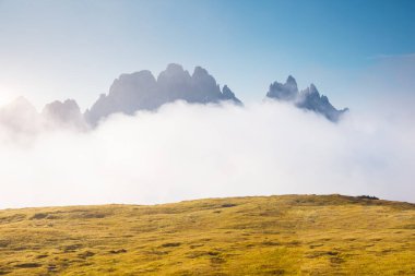 Rocky Massif için mükemmel bir durum. Muhteşem bir gün ve resim gibi bir manzara. Ulusal Park Tre Cime di Lavaredo, Misurina, Dolomiti alp, Tyrol, İtalya, Avrupa. Dünyanın güzelliğini keşfedin. 
