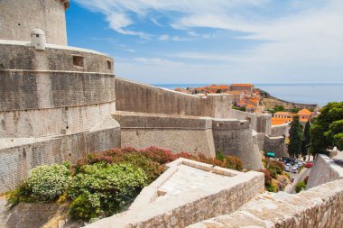 Güneşli bir günde antik şehir Dubrovnik 'in muhteşem manzarası. Göz kamaştırıcı ve resimli bir sahne. Yeri Hırvatistan, Avrupa 'yı gezmek. Popüler turist eğlencesi. Dünyanın güzelliğini keşfedin.