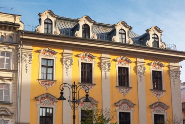 Güneşli bir günde antik şehir Krakow 'un muhteşem manzarası. Göz kamaştırıcı ve resimli bir sahne. Yeri Polonya, Avrupa 'yı gezmek. Popüler turist eğlencesi. Dünyanın güzelliğini keşfedin.