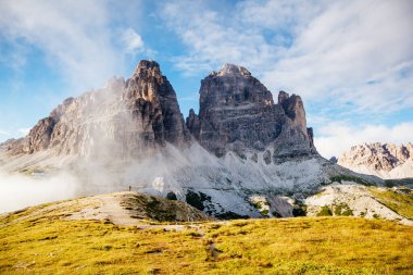 Alp kayası duvarının çarpıcı görüntüsü. Ulusal Park Tre Cime di Lavaredo, Dolomiti, Güney Tyrol, İtalya, Avrupa. Resimli bir gün ve muhteşem bir resim. Dünyanın güzelliğini ve vahşi yaşamını keşfedin..