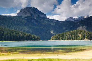 Durmitor Ulusal Parkı 'ndaki Kara Göl. Muhteşem bir gün ve resim gibi bir manzara. Konum Karadağ, Avrupa. Dünyanın muhteşem bir kısmının ilham verici görüntüsü. Dünyanın güzelliğini ve vahşi yaşamını keşfedin..