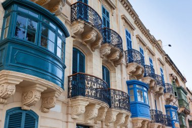 Antik Valletta şehrinin çarpıcı görüntüsü. Malta adası, Avrupa. Muhteşem bir gün ve resim gibi bir manzara. Popüler turist eğlencesi. Güzellik dünyası. 