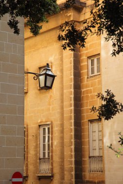 Antik Valletta şehrinin çarpıcı görüntüsü. Malta adası, Avrupa. Muhteşem bir gün ve resim gibi bir manzara. Popüler turist eğlencesi. Güzellik dünyası. 