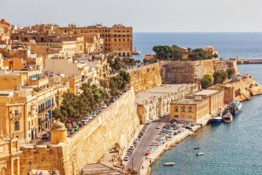 Grand Harbour 'un çarpıcı görüntüsü. Mekan antik şehir Valletta, Malta adası, Avrupa 'yı gezmek. Muhteşem bir gün ve resim gibi bir manzara. Popüler turist eğlencesi. Güzellik dünyası.
