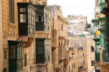 Antik Valletta şehrinin çarpıcı görüntüsü. Malta adası, Avrupa. Muhteşem bir gün ve resim gibi bir manzara. Popüler turist eğlencesi. Güzellik dünyası. 