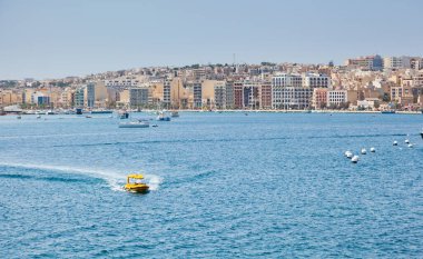Grand Harbour 'un çarpıcı görüntüsü. Mekan antik şehir Valletta, Malta adası, Avrupa 'yı gezmek. Muhteşem bir gün ve resim gibi bir manzara. Popüler turist eğlencesi. Güzellik dünyası.