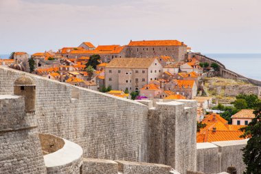 Güneşli bir günde antik şehir Dubrovnik 'in muhteşem manzarası. Göz kamaştırıcı ve resimli bir sahne. Yeri Hırvatistan, Avrupa 'yı gezmek. Popüler turist eğlencesi. Dünyanın güzelliğini keşfedin.