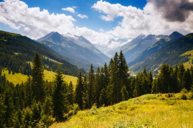 Durlassboden rezervuarının muhteşem görüntüsü. Avusturya 'nın Tyrol ve Salzburg eyaletleri Zillertal Vadisi' ndeki Gerlos belediyesi. Reichenspitz çiftliği, High Tauern Ulusal Parkı. Güzellik dünyası.