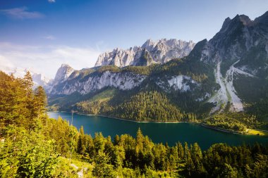Büyük gök mavisi alp gölü Vorderer Gosausee Resim gibi ve muhteşem bir sabah sahnesi. Salzkammergut Yukarı Avusturya 'daki Gosau Vadisi' nde bulunan ünlü bir tatil köyüdür. Dachstein buzulu. Güzellik dünyası.