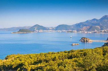 Küçük adacık Sveti Stefan 'ın muhteşem manzarası. Muhteşem bir gün ve resim gibi bir manzara. Konum Karadağ, Balkanlar, Adriyatik denizi, Avrupa. Popüler turist eğlencesi. Dünyanın güzelliğini keşfedin.