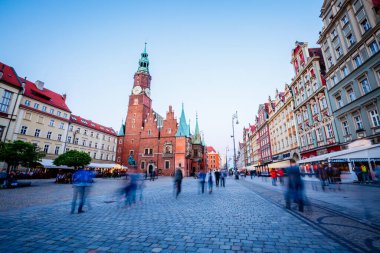 Antik şehrin çarpıcı görüntüsü. Konum, belediye binası, Wroclaw Pazar Meydanı, Polonya, Avrupa 'nın ünlü ve kültürel merkezi. Silezya 'nın tarihi başkenti. Popüler turist eğlencesi. Güzellik dünyası.
