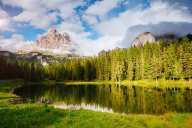 Ulusal Park Tre Cime di Lavaredo 'daki Antorno Gölü' nün manzarası. Resimli ve muhteşem bir sahne. Mekan Auronzo, Misurina, Dolomiti Alpleri, Güney Tyrol İtalya, Avrupa. Güzellik dünyası