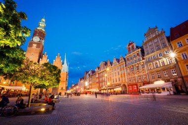 Antik şehrin çarpıcı görüntüsü. Konum, belediye binası, Wroclaw Pazar Meydanı, Polonya, Avrupa 'nın ünlü ve kültürel merkezi. Silezya 'nın tarihi başkenti. Popüler turist eğlencesi. Güzellik dünyası.