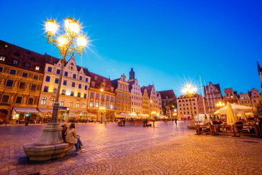 Antik şehrin çarpıcı görüntüsü. Wroclaw Pazar Meydanı, Polonya ülkesi, Avrupa 'nın ünlü ve kültürel merkezi. Silezya 'nın tarihi başkenti. Popüler turist eğlencesi. Güzellik dünyası.