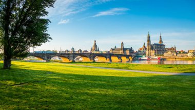Elbe nehri üzerindeki antik şehrin seti. Popüler turist eğlencesi. Yeri, Alman şehri Dresden, ünlü Saksonya toprağı, Avrupa 'nın tarihi ve kültürel merkezi. Güzellik dünyası.