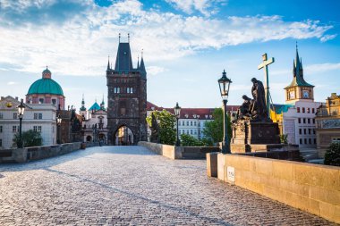 Assisi Kilisesi 'nden Aziz Francis' in çarpıcı görüntüsü. Charles Bridge (Karluv Most), Çek Cumhuriyeti 'nin başkenti Vltava' da yer alan bir köprü. Popüler turist eğlencesi. Güzellik dünyası.