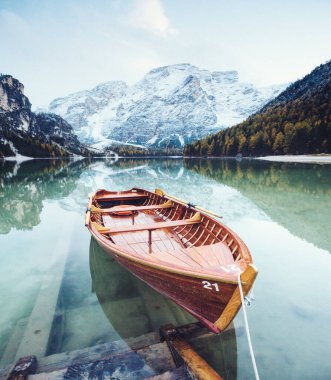 Büyük sahne Alp Gölü Braies (Pragser Wildsee). Dolomite Ulusal Parkı Fanes-Sennes-Braies, İtalya. Avrupa. Retro ve klasik tarzda. Instagram etkisi. Dünyanın güzelliğini keşfedin.