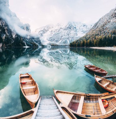 Büyük sahne Alp Gölü Braies (Pragser Wildsee). Dolomite Ulusal Parkı Fanes-Sennes-Braies, İtalya. Avrupa. Retro ve klasik tarzda. Instagram etkisi. Dünyanın güzelliğini keşfedin.