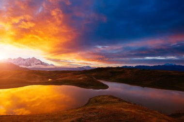 Koruldi Gölü 'nün Ushba eteğindeki görüntüsü. Yer Yukarı Svaneti, Mestia, Gürcistan, Avrupa. Yüksek Kafkasya sırtı. Efsanevi duvar kağıtları. Toprağın güzelliğini keşfedin. Vahşi bölgenin harika bir fotoğrafı..