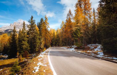 Alp yolunun manzaralı görüntüsü. Şu meşhur yer: Ulusal Park Tre Cime di Lavaredo, Misurina, Dolomiti Alpleri, Güney Tyrol, İtalya, Avrupa. Vahşi bölgenin harika bir resmi. Toprağın güzelliğini keşfedin.