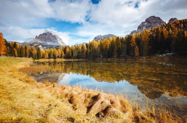 Antorno Gölü, Tre Cime di Lavaredo Ulusal Parkı 'nda. Dolomiti Alpleri, Güney Tyrol, İtalya, Avrupa. Vahşi bölgenin manzaralı görüntüsü. Yaşam tarzı yürüyüş konsepti. Toprağın güzelliğini keşfedin.