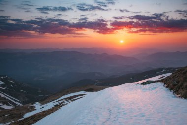 Vahşi doğanın manzaralı görüntüsü. Carpathian Ulusal Parkı, Ukrayna, Avrupa. Yaşam tarzı yürüyüş konsepti. Macera yaz tatilleri. Toprağın ve vahşi yaşamın güzelliğini keşfedin..