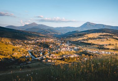 Güneş ışığında büyüleyici Alp Vadisi. Carpathian Ulusal Parkı, Ukrayna, Avrupa. Kırsal bir bölgenin resmi. Çiftçilik kavramının manzaralı görüntüsü. Macera tatili. Toprağın güzelliğini keşfedin.