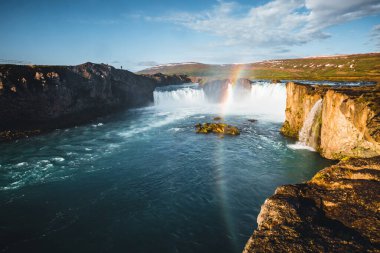 Güçlü Godafoss Şelalesi 'nin çekici görüntüsü. Bardardalur Vadisi, Skjalfandafljot Nehri, İzlanda, Avrupa. Güzel doğa manzarasının manzarası. Harika bir sahne. Toprağın güzelliğini keşfet.