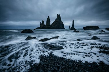 İnanılmaz doğa manzarasının manzarası. Reynisdrangar bazalt kayaları veya 