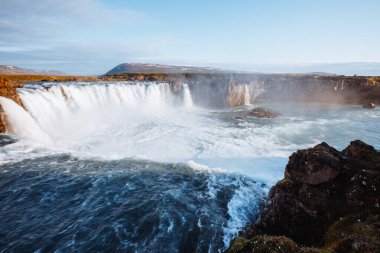 Güçlü Godafoss Şelalesi 'nin çekici görüntüsü. Bardardalur Vadisi, Skjalfandafljot Nehri, İzlanda, Avrupa. Güzel doğa manzarasının manzarası. Harika bir sahne. Toprağın güzelliğini keşfet.
