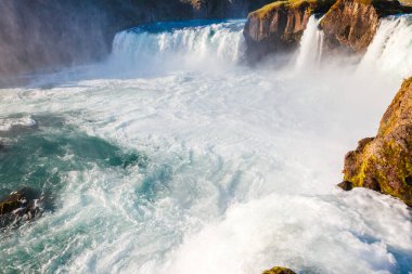 Güçlü Godafoss Şelalesi 'nin çekici görüntüsü. Bardardalur Vadisi, Skjalfandafljot Nehri, İzlanda, Avrupa. Güzel doğa manzarasının manzarası. Harika bir sahne. Toprağın güzelliğini keşfet.