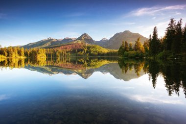 National Park High Tatra 'daki güzel dağ gölü. Konum Strbske Pleso, Slovakya, Avrupa. İnanılmaz doğa manzarasının manzarası. Nefes kesici yaz manzarası. Toprağın güzelliğini keşfedin.