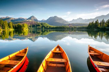 Ulusal Park Lisesi Tatra 'da harika bir dağ gölü. Konum Strbske Pleso, Slovakya, Avrupa. Muhteşem doğa manzarasının manzaralı görüntüsü. Nefes kesici yaz manzarası. Toprağın güzelliğini keşfedin.