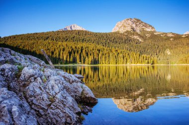 Kara Göl manzarası harika. Konum Ulusal Park Durmitor, Zabljak köyü, Karadağ, Balkanlar, Avrupa. İnanılmaz doğa manzarasının manzarası. Harika bir yaz sahnesi. Toprağın güzelliğini keşfedin.