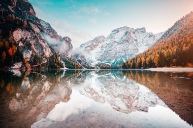 Alp Gölü Braies 'in (Pragser Wildsee) manzaralı görüntüsü. Konum Dolomiti, Ulusal Park Fanes-Sennes-Braies, İtalyan Alpleri Avrupa. Harika duvar kağıtları. Toprağın güzelliğini keşfedin. Turizm konsepti. 