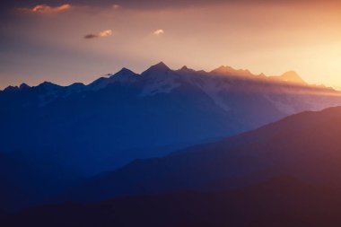 Alacakaranlıktaki büyük tepelere bir göz atalım. Yer Yukarı Svaneti, Gürcistan ülkesi, Avrupa. Kafkasya sırtı. Vahşi bölgenin manzaralı görüntüsü. Toprağın güzelliğini keşfedin. Etkileyici macera duvar kağıtları.