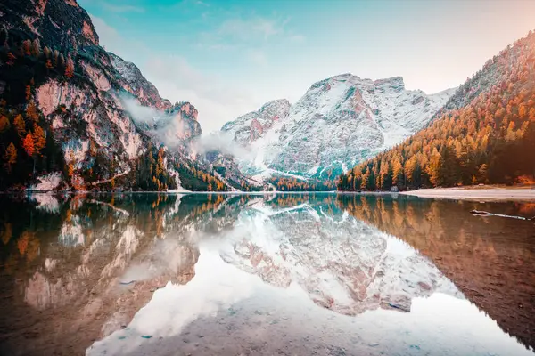 Alp Gölü Braies 'in (Pragser Wildsee) manzaralı görüntüsü. Konum Dolomiti, Ulusal Park Fanes-Sennes-Braies, İtalyan Alpleri Avrupa. Harika duvar kağıtları. Toprağın güzelliğini keşfedin. Turizm konsepti. 