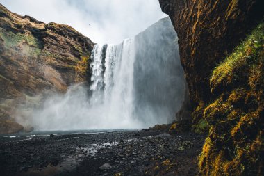Popüler turistlerin ilgisini çeken muhteşem bir manzara. Konumu ünlü Skogafoss şelalesi, Skoga Nehri, İzlanda, Avrupa. Güzel doğa manzarasının manzarası. Yaz sahnesi. Toprağın güzelliğini keşfedin.